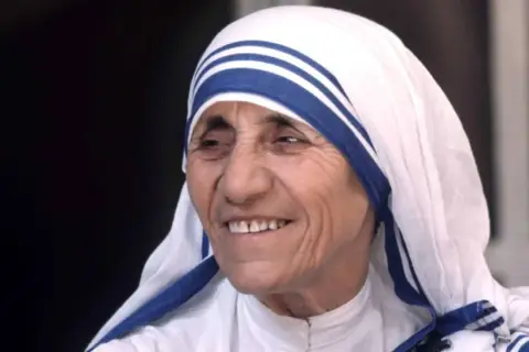 Porträt von Mutter Teresa, deren Leben und Wirken von tiefer Nächstenliebe und dem biblischen Auftrag zeugen.