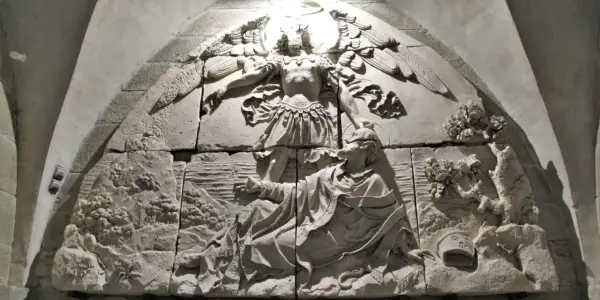 Relief mit Erzengel Michael, der einen Mann vor einem Drachen rettet. Die Szene zeigt die Namen der Erzengel in der Darstellung.